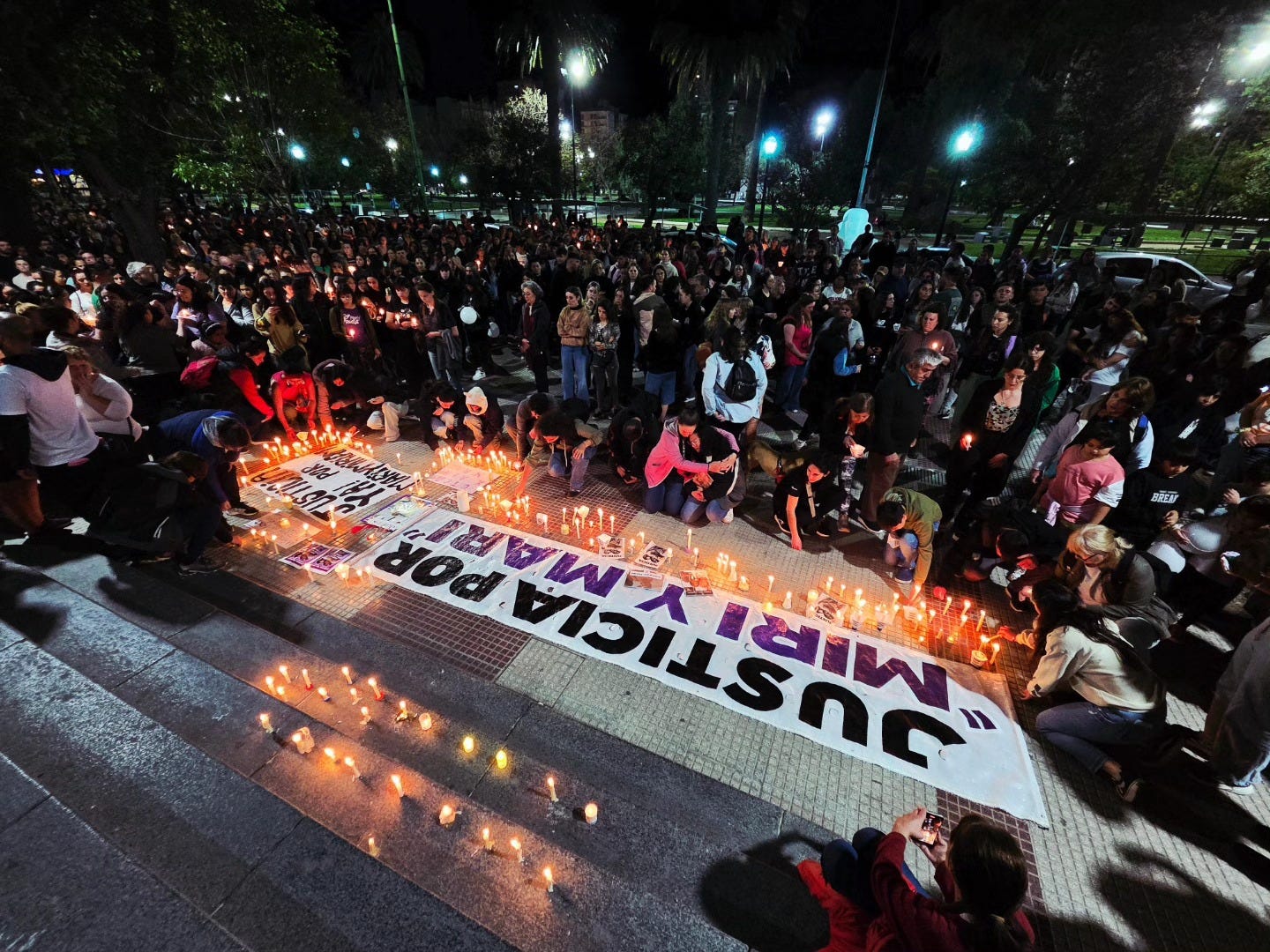 Puede ser una imagen de multitud y texto