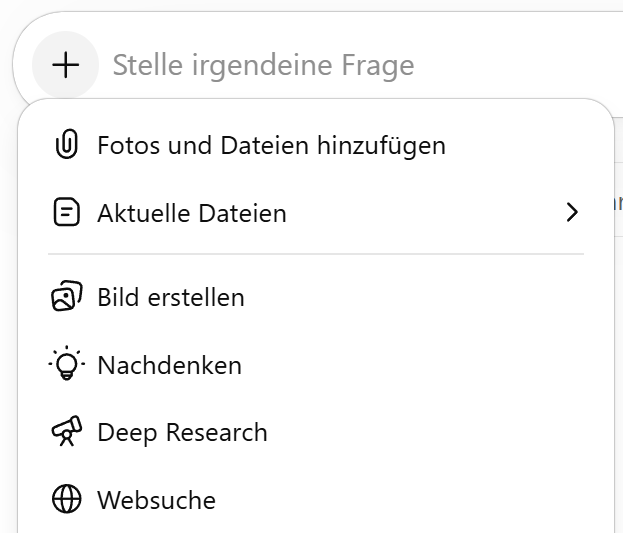Screenshot des aufgeklappten Plus-Menüs in ChatGPT. Sichtbar sind die Einträge „Fotos und Dateien hinzufügen“, „Aktuelle Dateien“, „Bild erstellen“, „Nachdenken“, „Deep Research“ und „Websuche“.