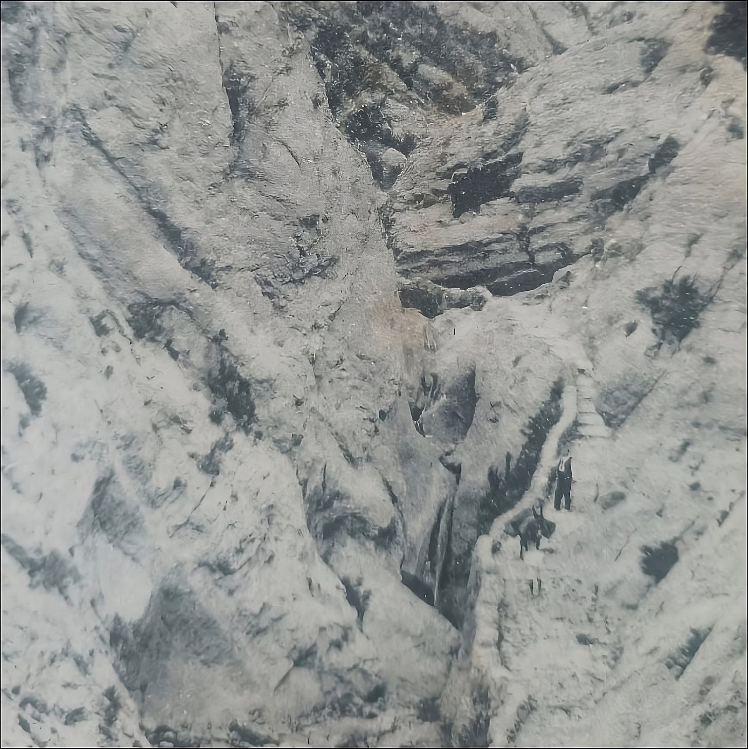 Un veí del Montsec transitant amb una mula carregada pel camí de l’Escala del Pas nou. Any 1923 aproximadament. Autor desconegut. Vilanova de Meià, Montsec de Rúbies (o de Meià), La Noguera. Lleida, Catalunya Un veí del Montsec transitant amb una mula carregada pel camí de l’Escala del Pas nou. Any 1923 aproximadament. Autor desconegut. Vilanova de Meià, Montsec de Rúbies (o de Meià), La Noguera. Lleida, Catalunya