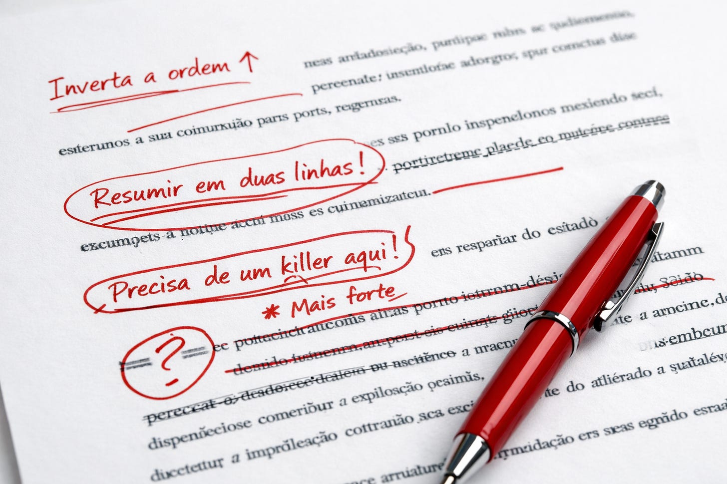 Revisão humana de texto jurídico impresso com caneta vermelha, simbolizando julgamento profissional.