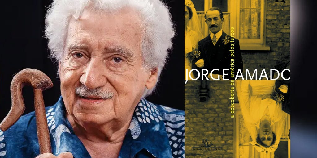 Montagem com uma foto de Jorge Amado com cabelo e bigodes brancos, segurando uma bengala, e a capa do livro "A descoberta da América pelos turcos", que traz o nome do autor, o título da obra e uma foto de um casal de noivos.
