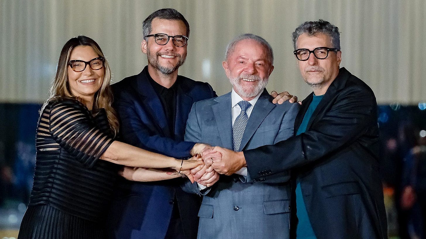 O presidente Lula e a primeira-dama, Janja da Silva, recebem o ator Wagner Moura e o diretor Kleber Mendonça Filho para exibição de “O Agente Secreto” no Palácio da Alvorada