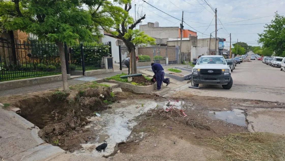 Vecinos reclaman por una pérdida de agua que lleva casi un año
