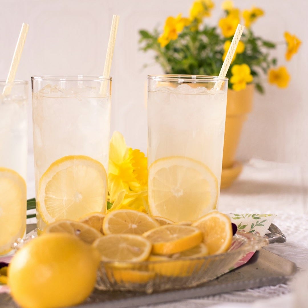 sliced lemon beside two clear drinking glasses