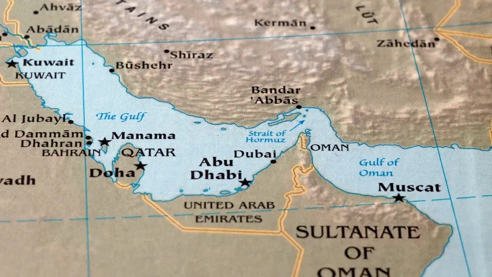 Se o Irã decidir fechar o Estreito de Ormuz, os EUA devem emitir um ultimato às duas marinhas iranianas — a patrulha costeira do IRGC e a marinha regular de águas azuis — para atracar e se render ou ser afundada, ...