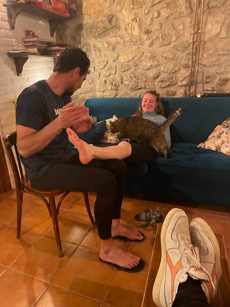 Poes Coco die geniet van alle aandacht van pelgrims op de Camino del Norte