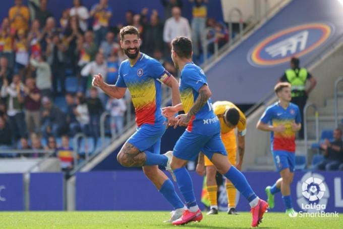 Carlos Martínez celebrando con un compañero uno de sus goles de esta temporada