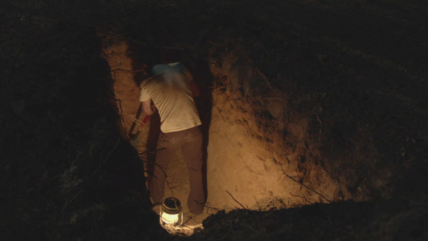 gordan clark digging hole in halt catch fire 2015 images gordan clark digging hole in halt catch fire 2015 images