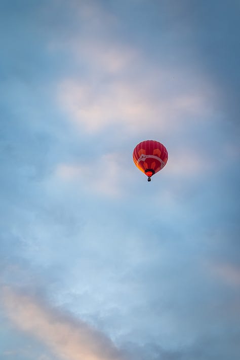 La Parada Baloanelor cu Aer Cald desfășurată în weekend la Brașov au venit echipaje și cluburi din Cluj, Câmpul Cetății (Mureș) și Botoșani. Dar, dincolo de nume și locuri, ceea ce s-a văzut pe teren a fost o comunitate.