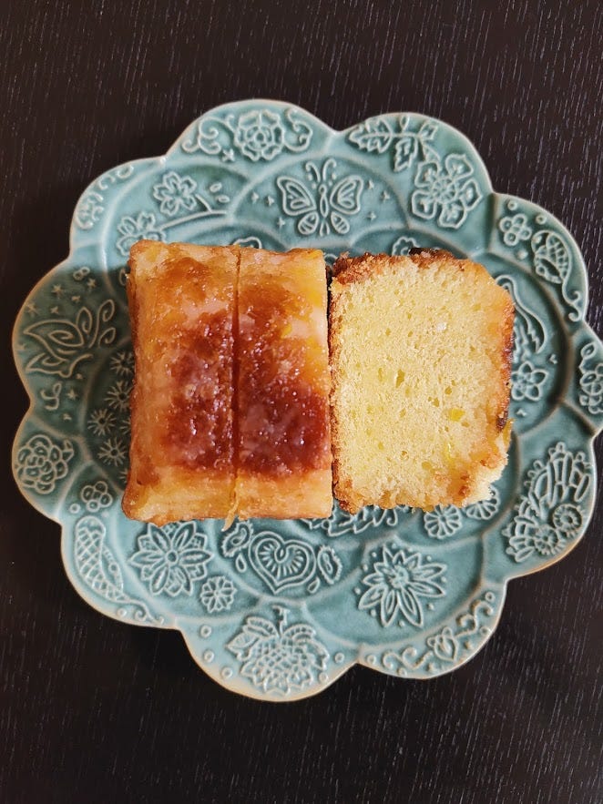 緑の皿に乗ったレモンケーキ三切れの写真。パウンドケーキのような形。一切れは横倒しになっていて断面が見える。