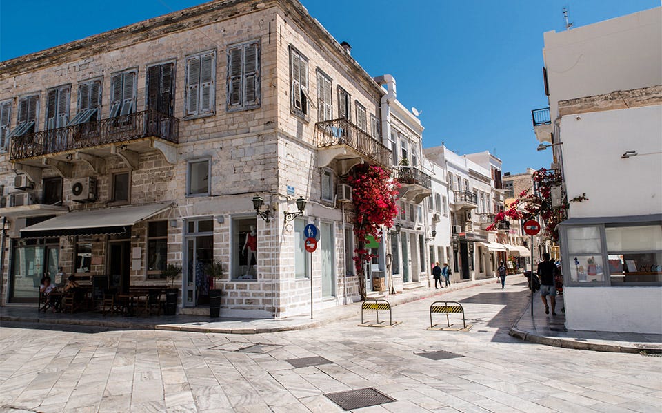 syros-street-shutterstock_1135329809