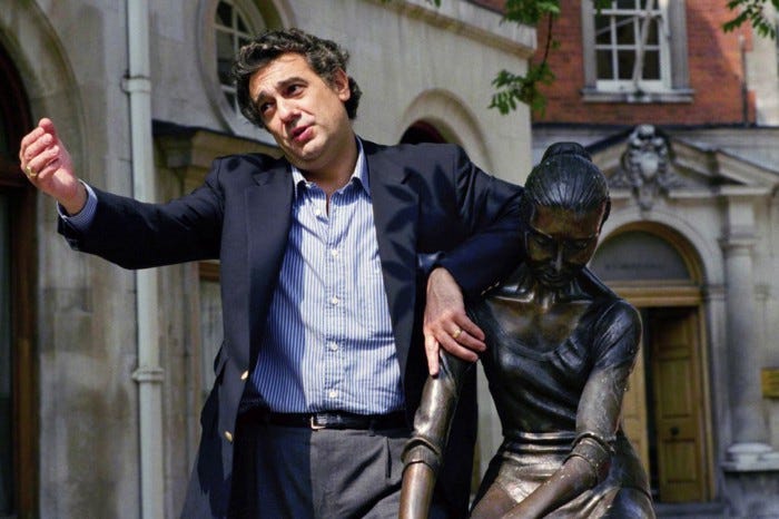 Plácido Domingo groping a female statue Plácido Domingo groping a female statue
