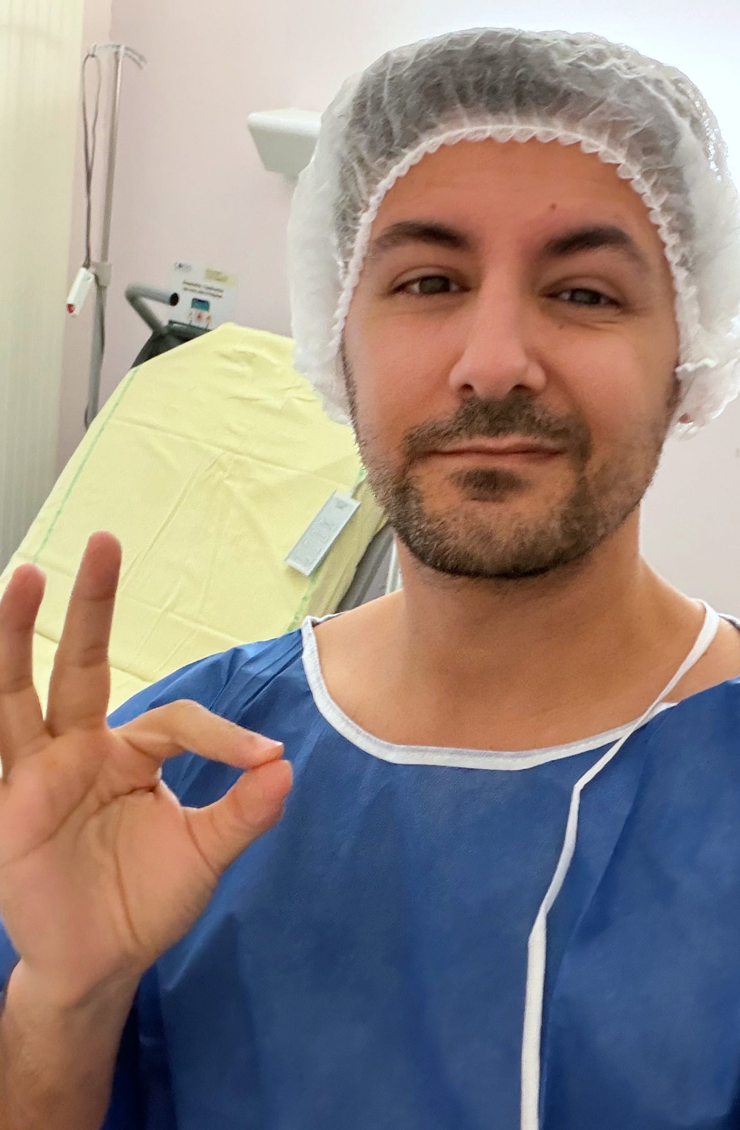 Charly à l'hôpital, avec une charlotte chirurgicale