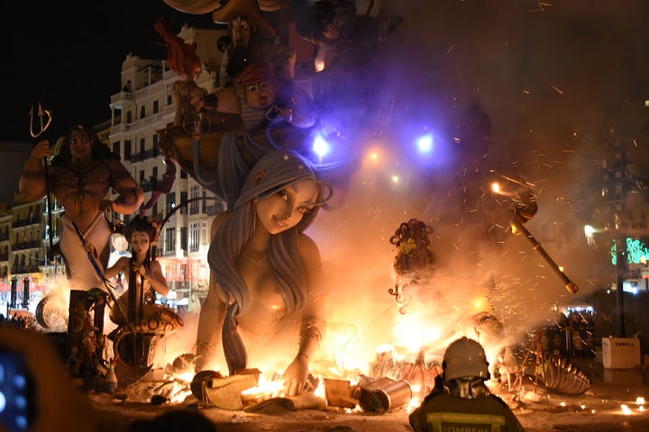 Esculturas pegando fogo no festival Fallas