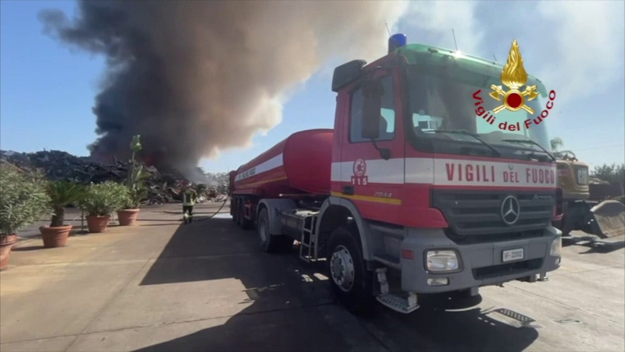 Rogo in impresa raccolta metalli a Catania, vigili del fuoco in azione ...