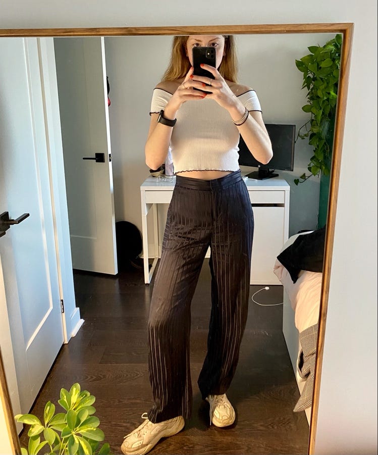 A person taking a selfie in a mirror

Description automatically generated with medium confidence