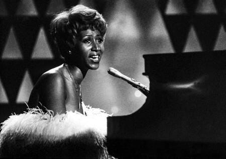 https://cdn.artphotolimited.com/images/60913d60bd40b85323893a87/300x300/aretha-franklin-sur-la-scene-des-grammy-awards.jpg