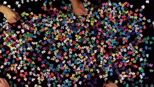 Gif animado de varias manos armando un puzzle de varios colores efecto arco iris. Gif animado de varias manos armando un puzzle de varios colores efecto arco iris.