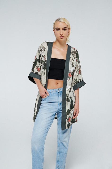 Kimono blanco y negro, kimono con estampado y vivo verde, jardinera negra con motivos japoneses.