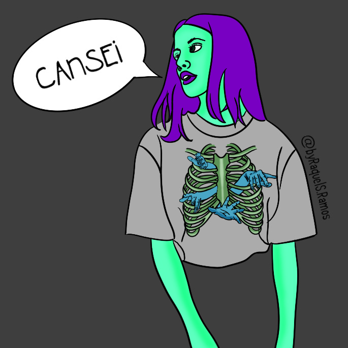 A imagem é uma ilustração digital que apresenta uma personagem feminina com características estilizadas. A figura central é uma mulher com pele em um tom de verde-água vibrante, cabelo e lábios roxos. Ela veste uma camiseta cinza folgada com uma estampa gráfica que simula uma caixa torácica humana, onde mãos azuis estão posicionadas através das costelas. A personagem tem uma expressão neutra a ligeiramente chateada. Um balão de fala branco acima de sua cabeça contém a palavra "CANSEI" em letras maiúsculas. O fundo é cinza sólido. A assinatura "@byRaquelS.Ramos" está visível verticalmente no lado direito da ilustração.