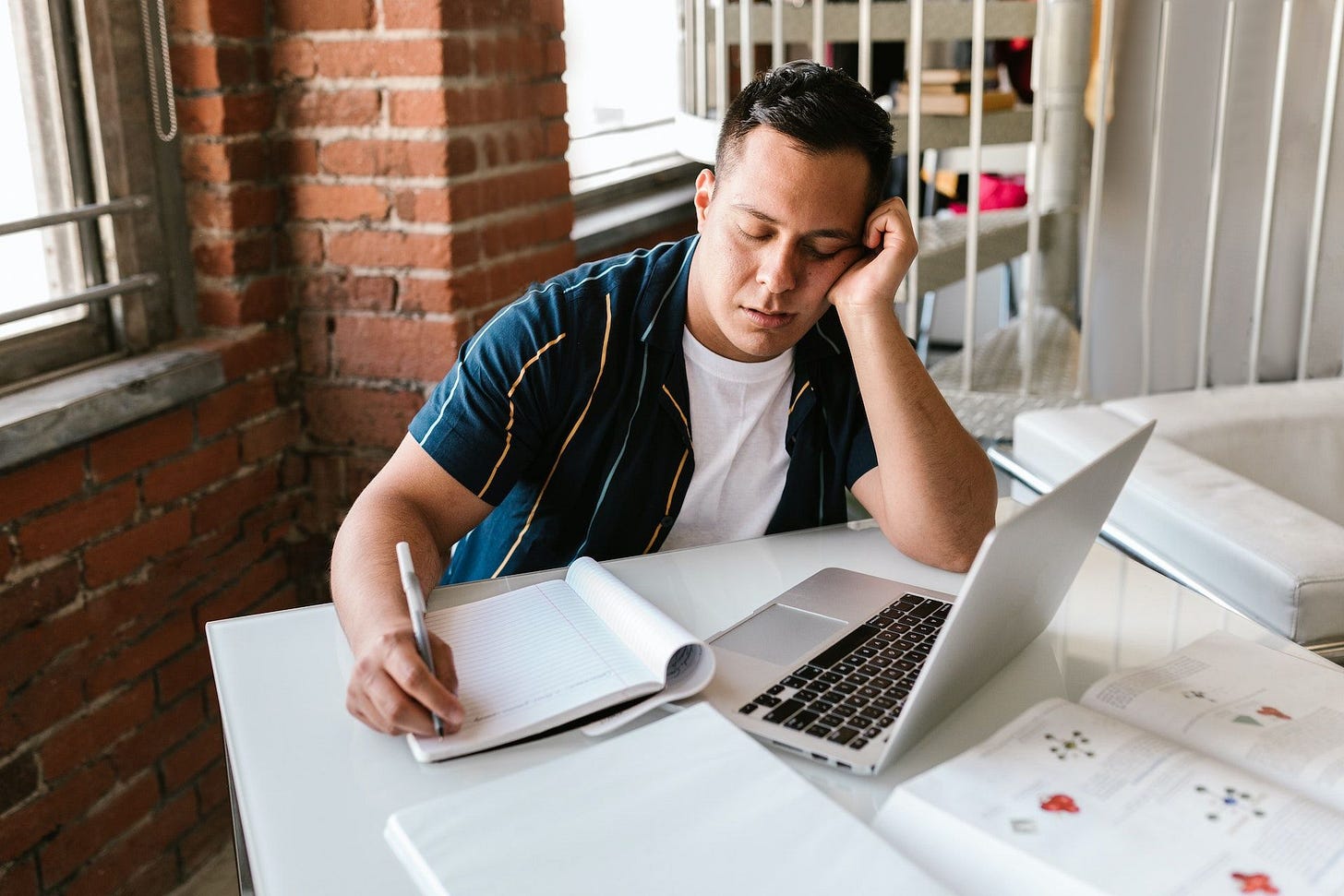 Homme qui s’endort sur son travail. Productif les yeux fermés - la micro-sieste aide à la performance Homme qui s’endort sur son travail. Productif les yeux fermés - la micro-sieste aide à la performance