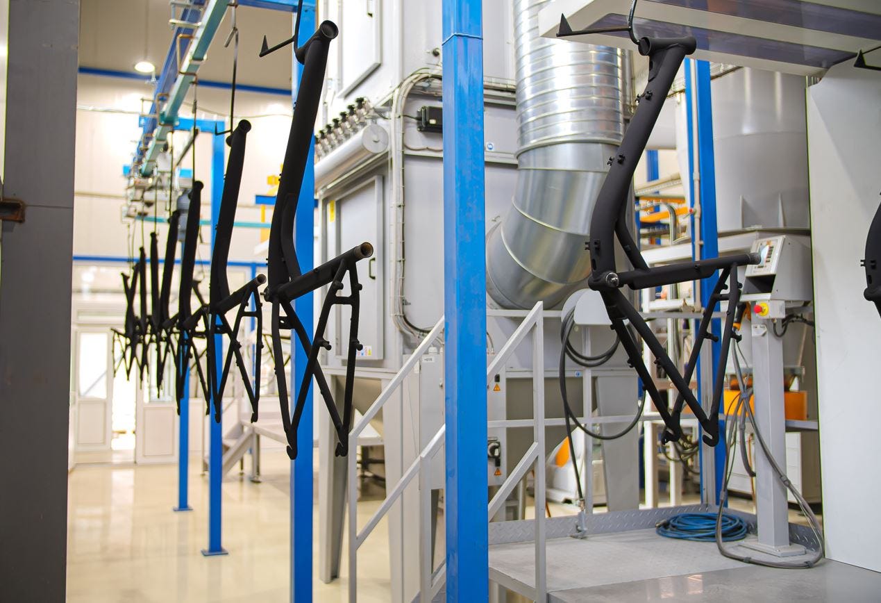 Chaine de production de cadre de vélo dans une usine. Salut Christophe !