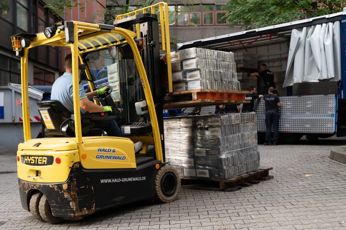 https://www.euda.europa.eu/sites/default/files/styles/body_full_image/public/images/2025-05/edr-2025-cocaine-seizure-de-hamburg-1.jpg.webp?itok=saLo8H7f https://www.euda.europa.eu/sites/default/files/styles/body_full_image/public/images/2025-05/edr-2025-cocaine-seizure-de-hamburg-1.jpg.webp?itok=saLo8H7f
