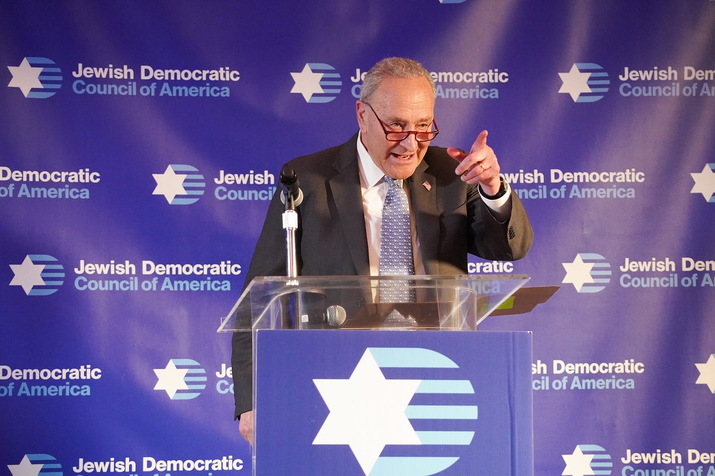 https://upload.wikimedia.org/wikipedia/commons/6/68/JDCA_2024_Leadership_Summit_-_Chuck_Schumer_%2853814365482%29.jpg