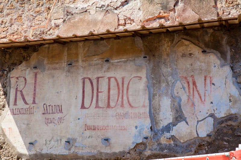 Una pared llena de grafitis electorales en la antigua Pompeya. Una pared llena de grafitis electorales en la antigua Pompeya.