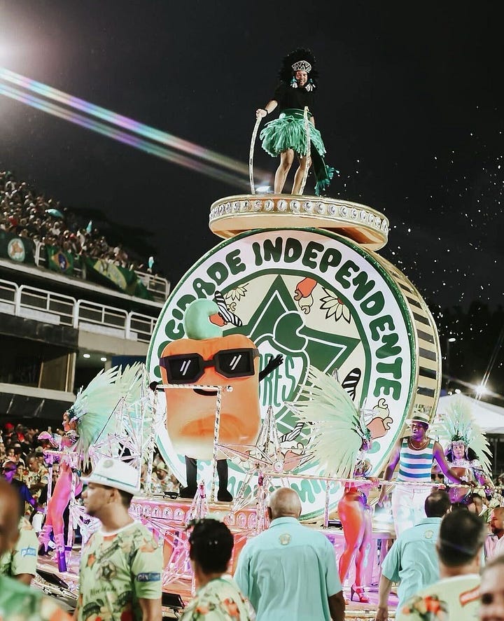 duas imagens lado a lado. a primeira, da coruja do Duolingo deitada na calçada com decorações de carnaval espalhadas por cima da sua fantasia. do outro, um registro do mascote da Caju Benefícios, uma pelúcia gigante de Caju, em cima de um carro alegórico da Mocidade Independente, no meio da Sapucaí