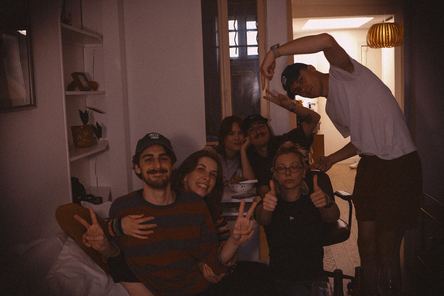 Com amigos queridos no apartamento da Rue Pierre Fontaine em SoPi.