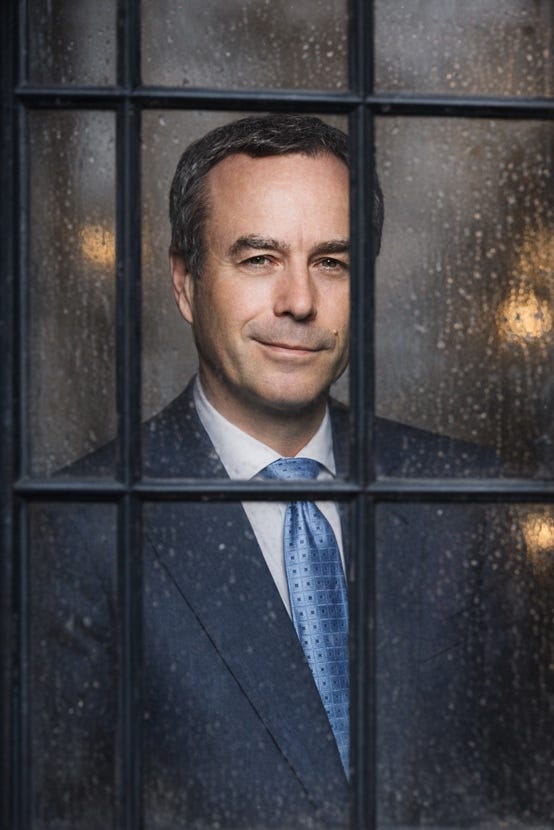 A person in a suit and tie

AI-generated content may be incorrect.