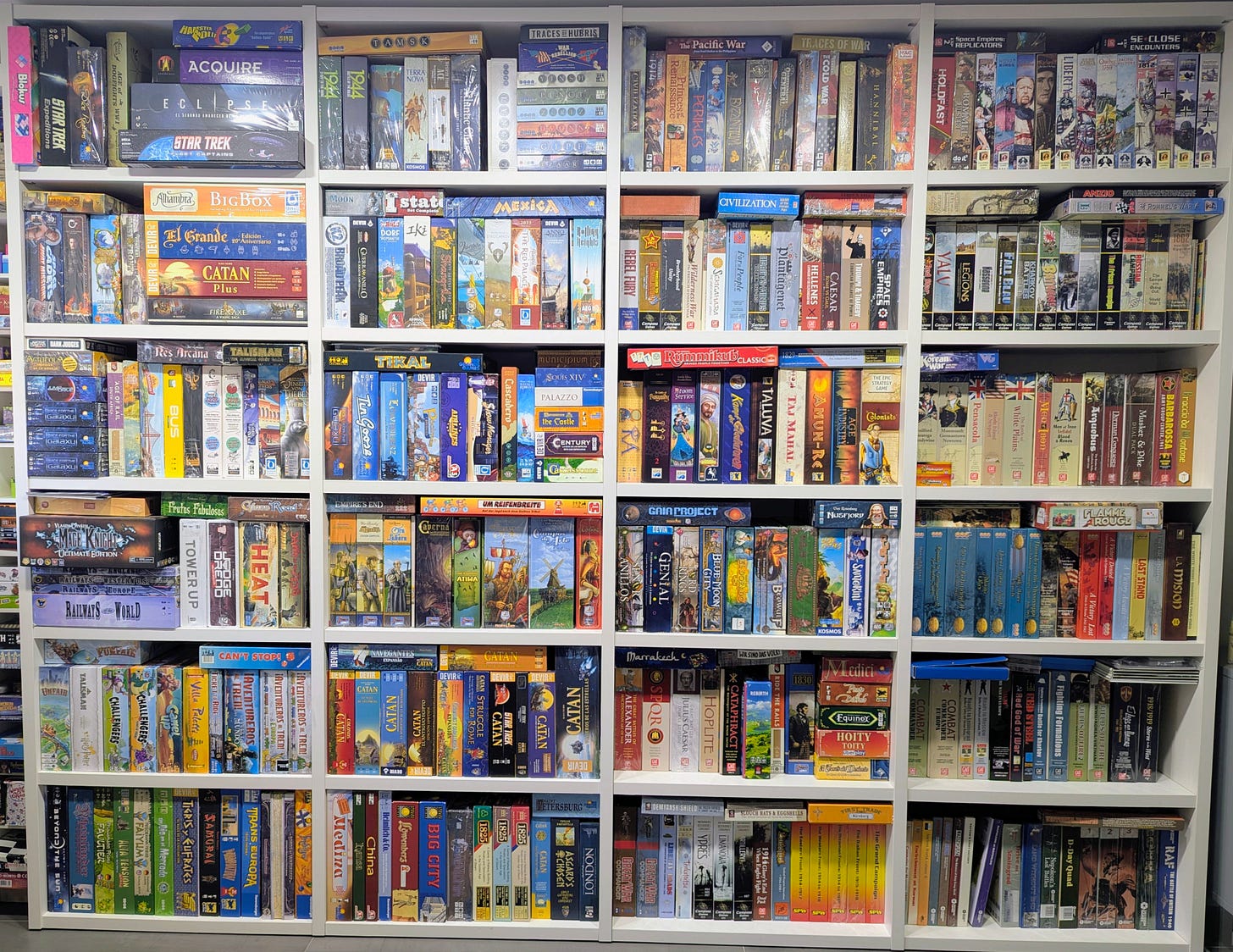 Estantería principal - Colección Agosto 2025