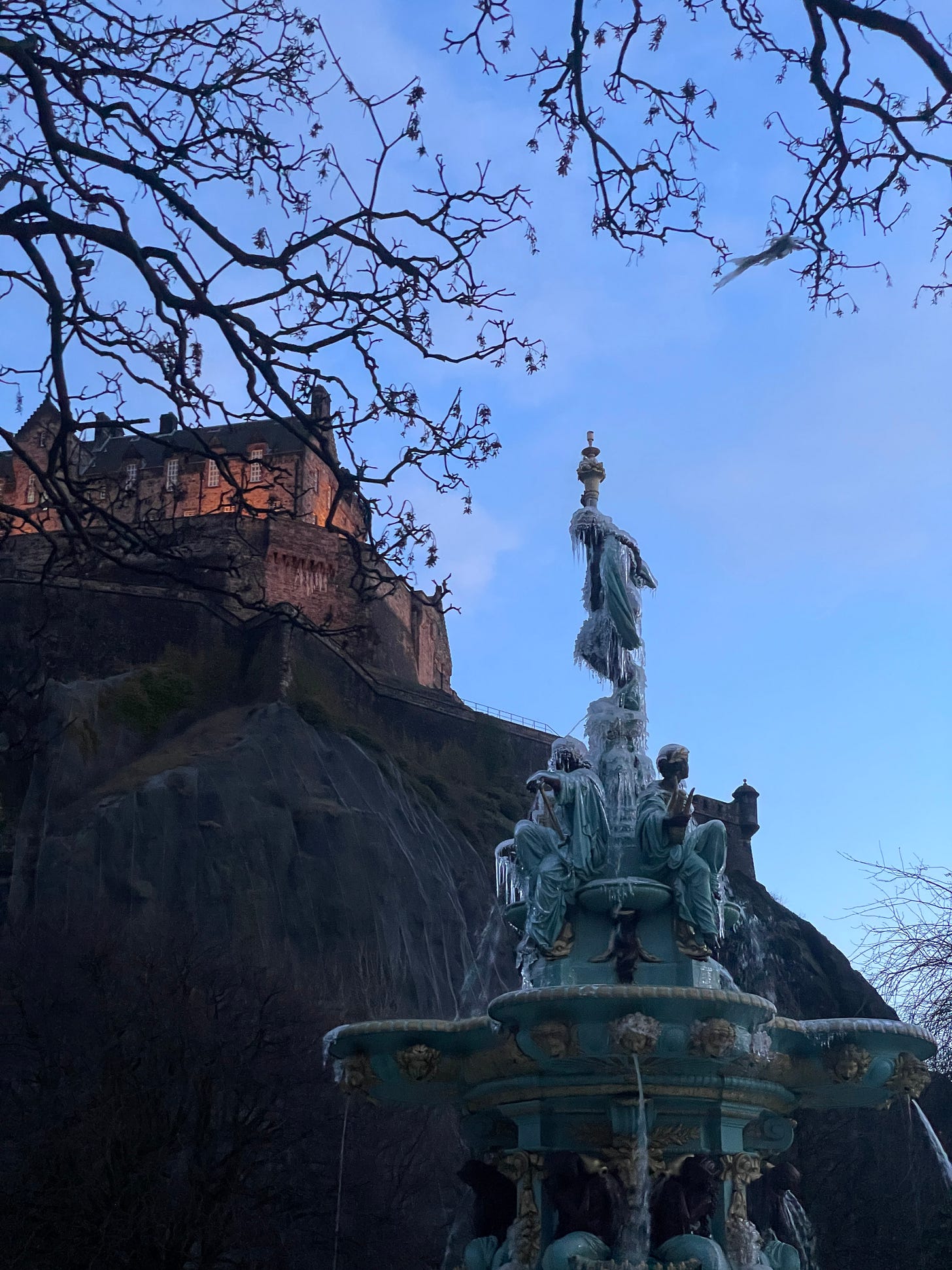 Just had to share this picture of Edinburgh a couple of weeks ago! Magical ✨