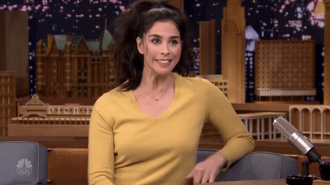 Gif d'une personne qui hausse les épaules en signe d'indécision.
