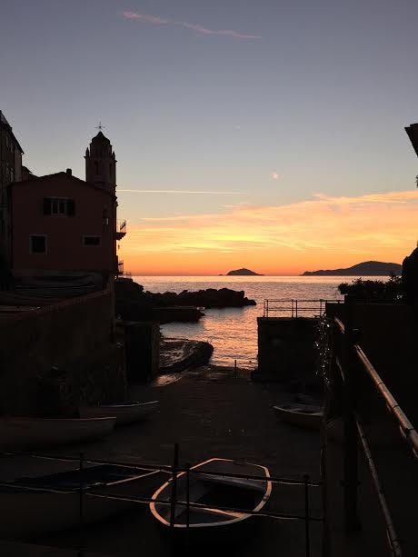 tellaro-boat-at-sunset tellaro-boat-at-sunset