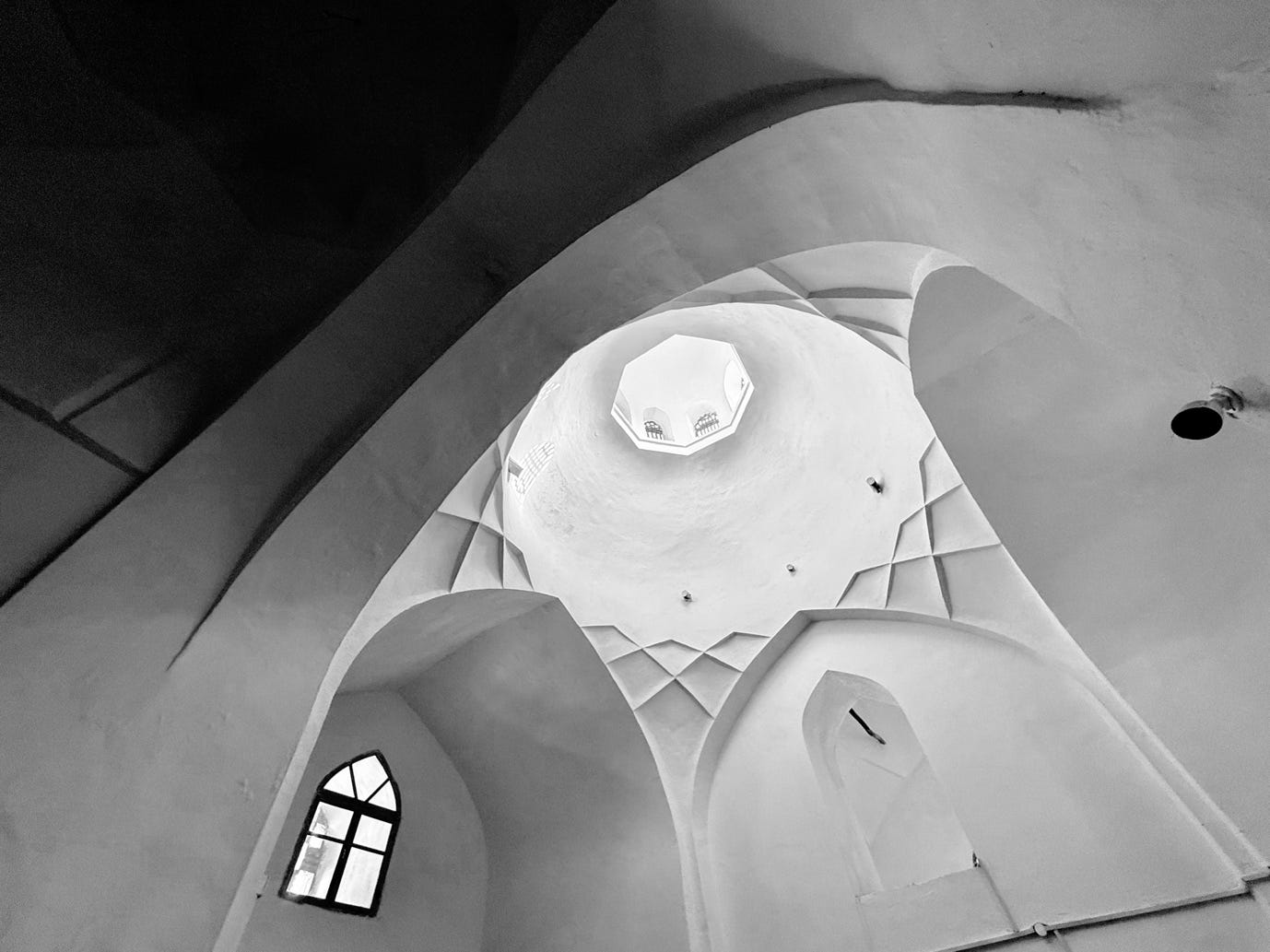 A white room with arched ceiling and windows

AI-generated content may be incorrect.