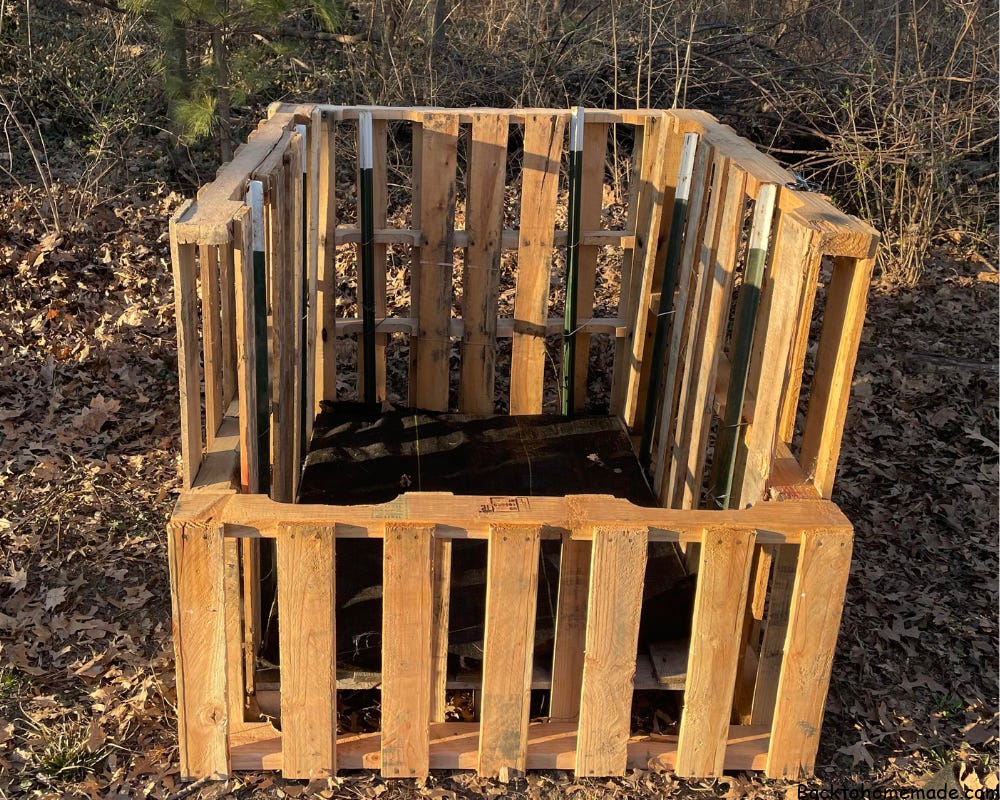 Easy DIY Pallet Compost Bin - Back to Homemade Easy DIY Pallet Compost Bin - Back to Homemade