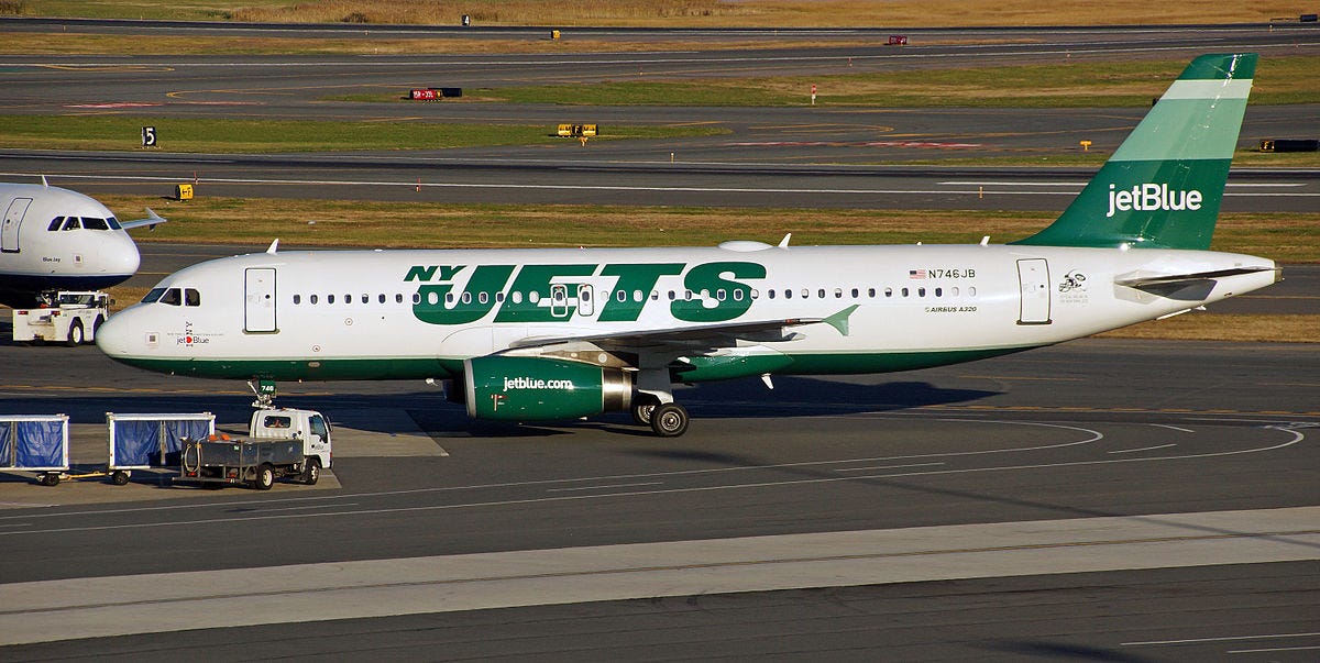Ein Bild eines Passagierflugzeugs mit New York Jets Logo auf der Startbahn