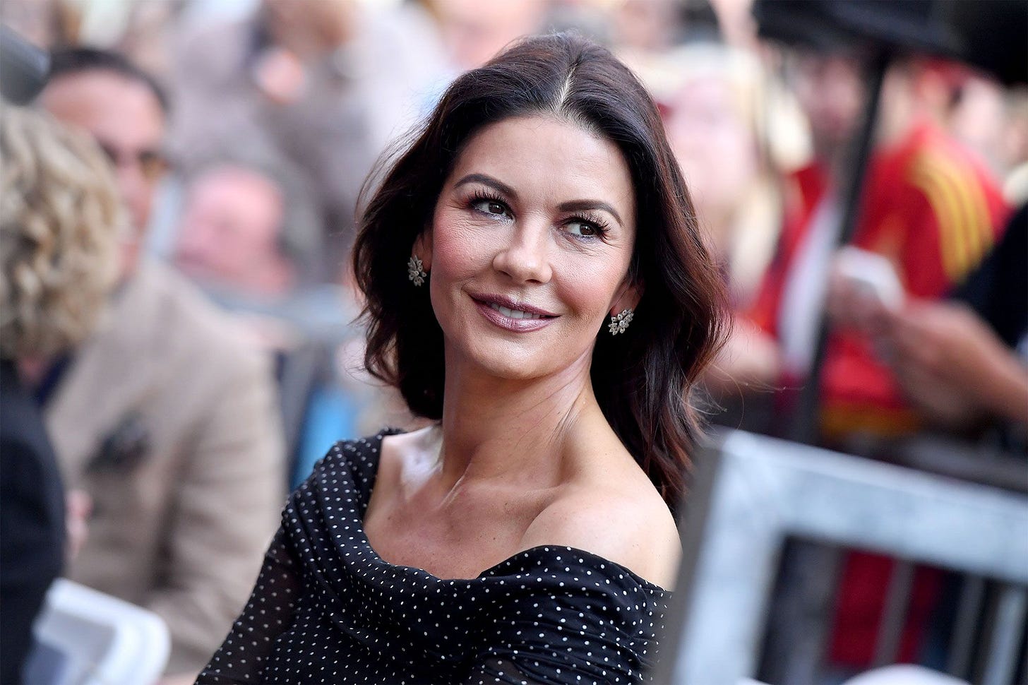 Catherine Zeta-Jones: de graduación con un vestido de rayas