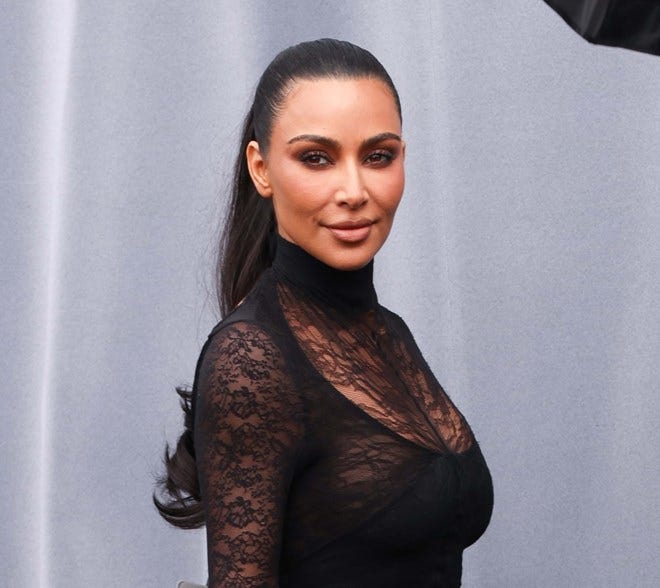 Kim Kardashian esquece-se de tirar a etiqueta do vestido? - Celebridades -  Máxima