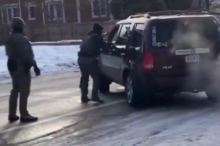Video: el momento en que un agente de migraciones ICE dispara y mata a una mujer en Minneapolis - Yahoo Noticias Video: el momento en que un agente de migraciones ICE dispara y mata a una mujer en Minneapolis - Yahoo Noticias