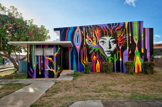 4 murs recouverts de fresques excessivement colorées