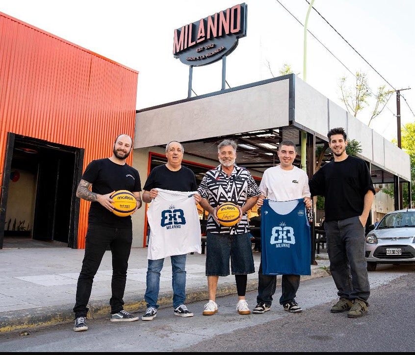 Puede ser una imagen de patineta, moto y texto