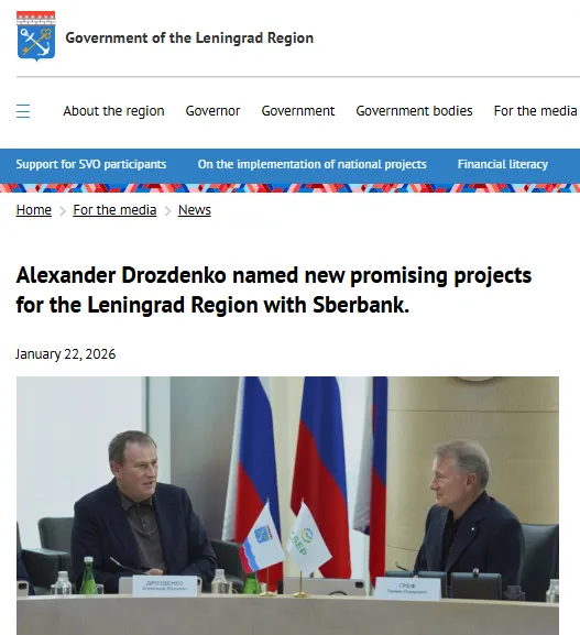 Freundlicher Banker kann nicht aufhören, russische Kinder zu kennzeichnen