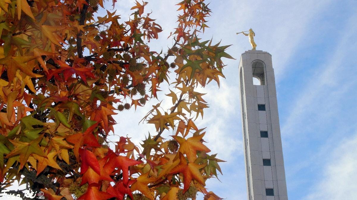 Imagen de la torre del templo con el ángel Moroni en el extremo Imagen de la torre del templo con el ángel Moroni en el extremo