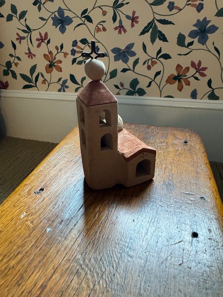 Two photos of a small church made out of clay sitting on a wooden bench.