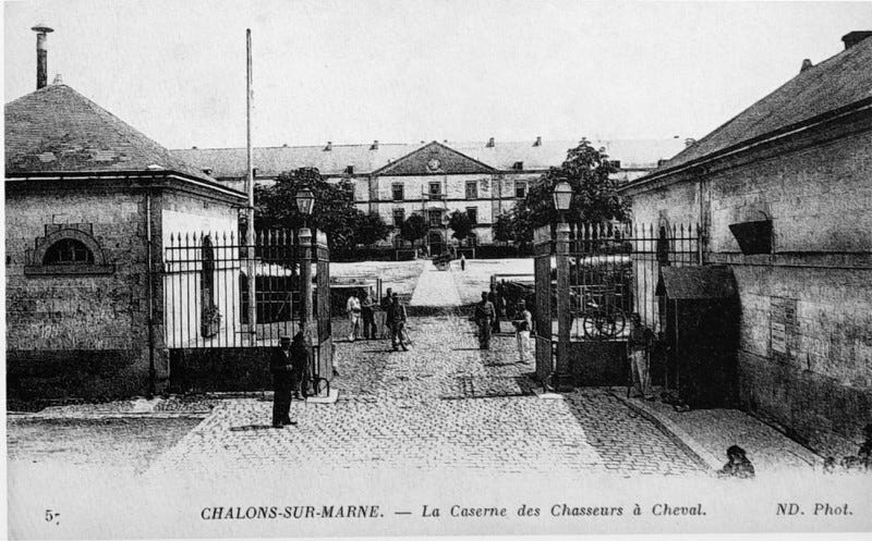Carte postale ancienne Chalons caserne chasseurs à cheval 1009115 à Châlons-en-Champagne