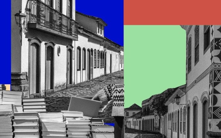 #descrevemospravocê  Montagem digital que mistura fotografia em preto e branco e blocos de cores chapadas. No centro e à esquerda, vê-se uma rua de paralelepípedos ladeada por casarões coloniais de portas e janelas altas, típica de cidades históricas brasileiras. O céu e parte do fundo foram substituídos por blocos retangulares nas cores azul, verde-claro e vermelho-terra. No canto inferior esquerdo, há uma pilha de livros brancos empilhados em diferentes direções. Entre eles, destaca-se uma mão virando páginas, vestida com um suéter estampado em preto e branco. À direita, outro trecho de rua com casarões coloniais aparece recortado e integrado ao fundo colorido.