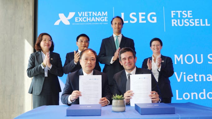 Đại diện Sở giao dịch chứng khoán Việt Nam (VNX) ký kết Biên bản ghi nhớ (MOU) với Công ty FTSE International Limited (FTSE), ngày 15/9. Ảnh: MOF Đại diện Sở giao dịch chứng khoán Việt Nam (VNX) ký kết Biên bản ghi nhớ (MOU) với Công ty FTSE International Limited (FTSE), ngày 15/9. Ảnh: MOF